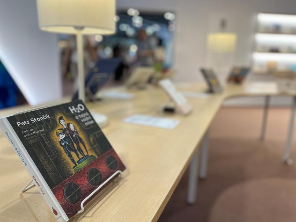 展示著香港書店少有的繪本，給大家不同的選擇