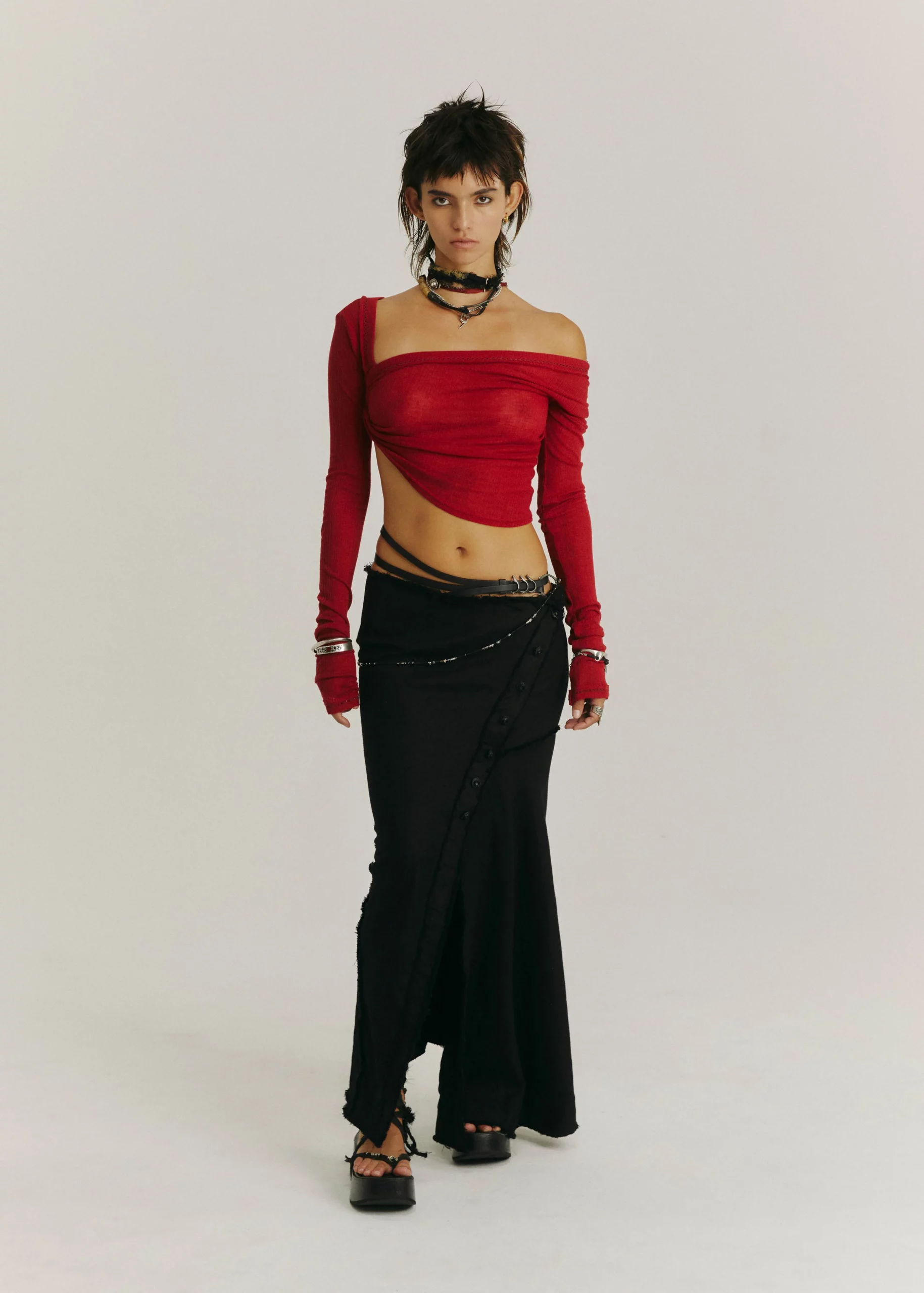 HYEIN SEO Twisted Long Sleeve w/ Necklace。