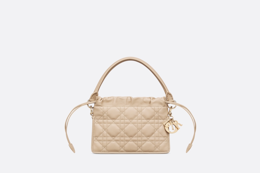 飾以D.I.O.R.吊飾和抽繩開合