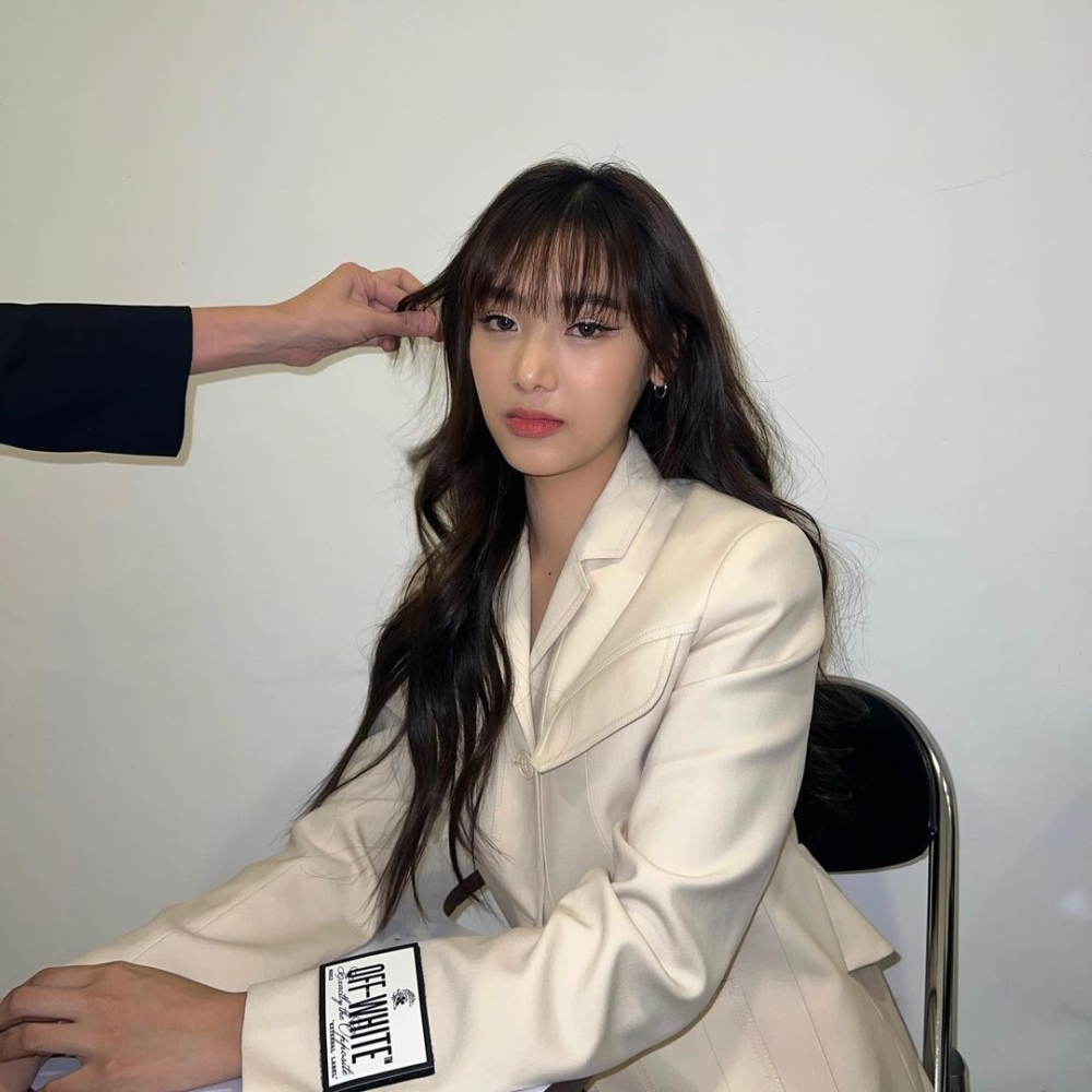 浪漫大波浪的髮型。