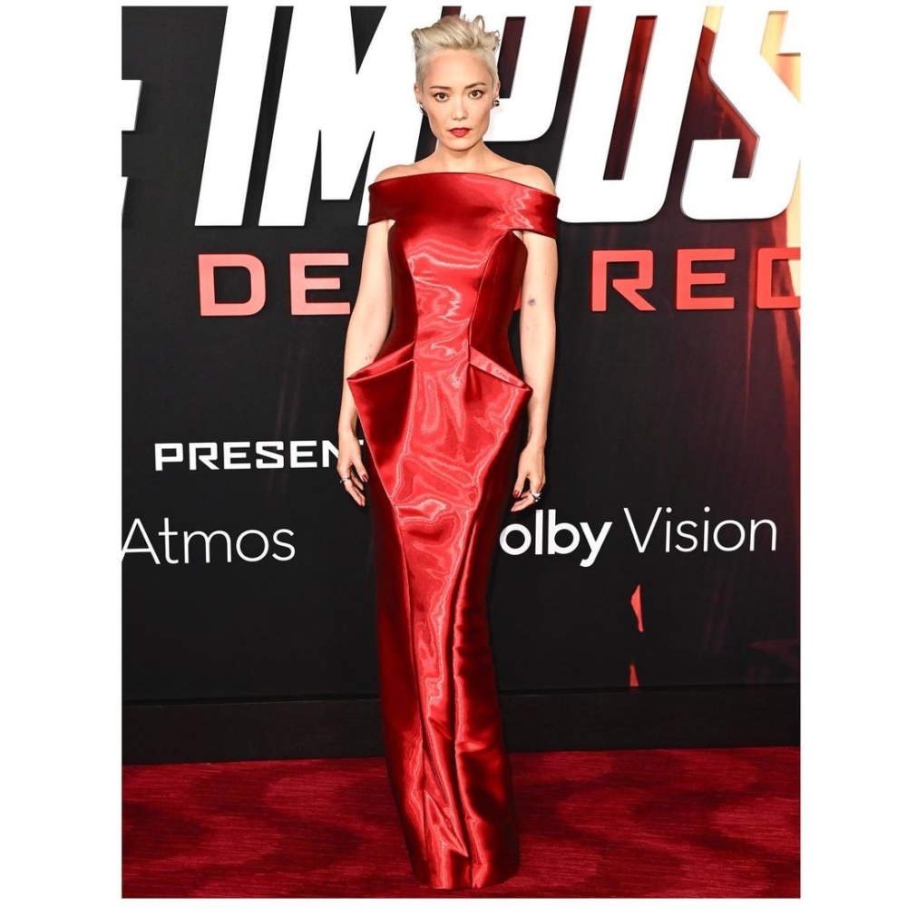 她穿上Giorgio Armani的設計。