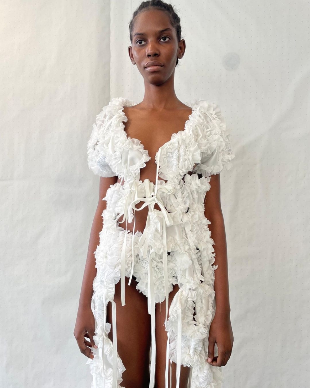 上身以白色前襟短袖披肩設計