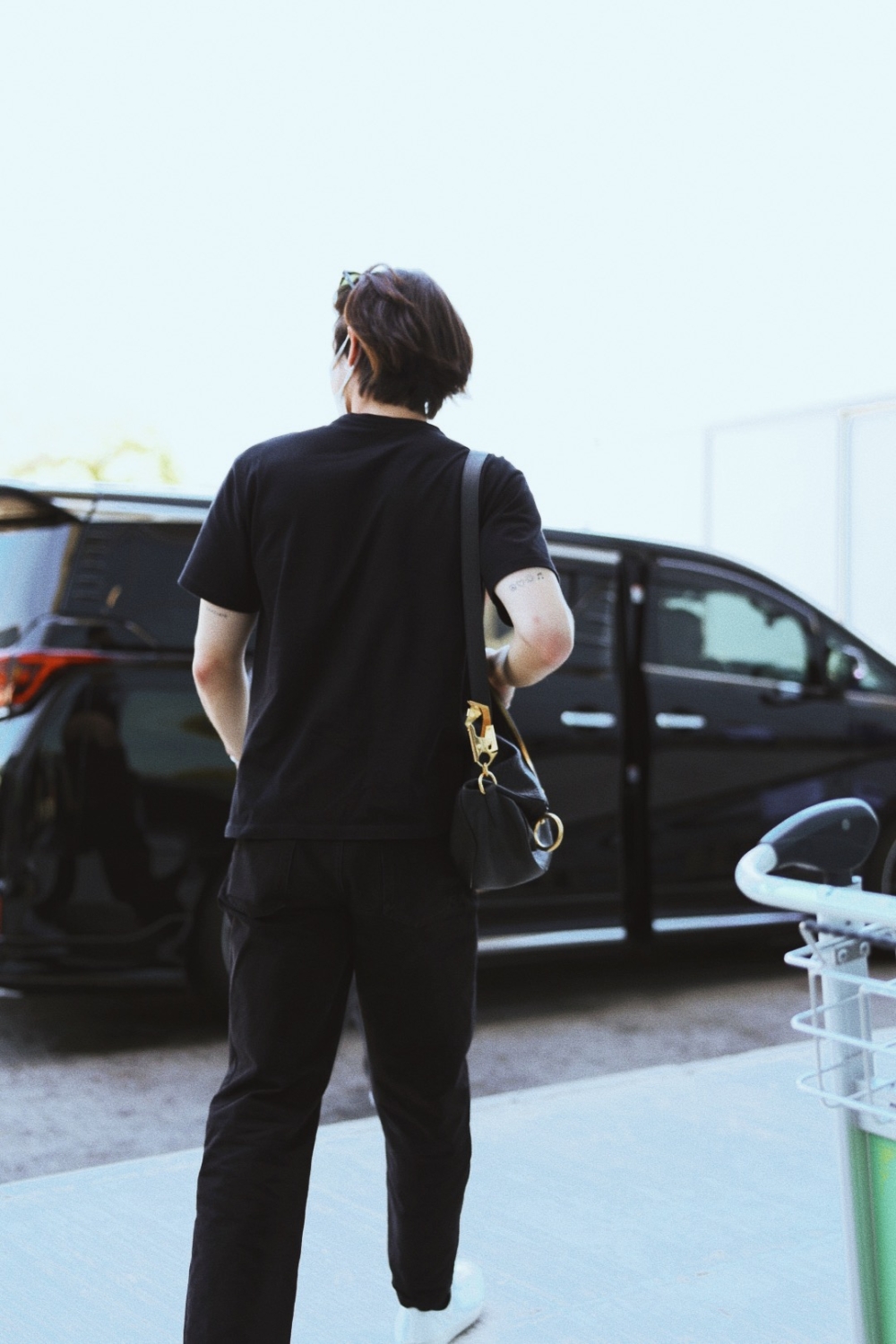 率先背上Burberry 2023秋冬系列全新皮革中號「Knight Bag」