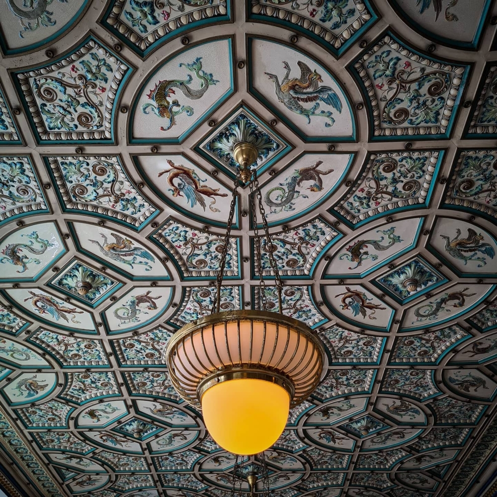 裝飾著圖案繁複的瓷磚覆蓋了地板、牆壁、天花板、樓梯和櫃檯