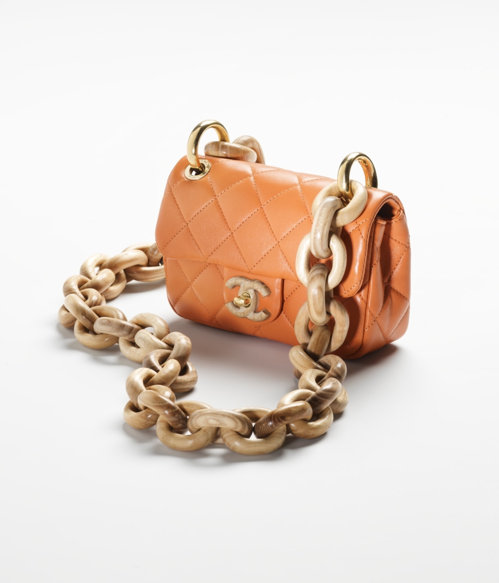 就連雙C Logo都披上了同色調的木頭外衣