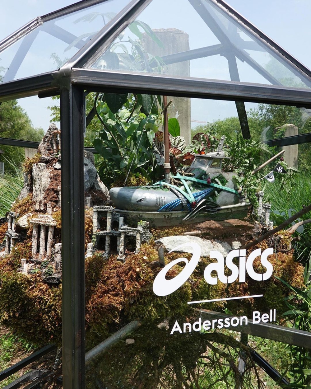 品牌也多次與ASICS推出聯名款。