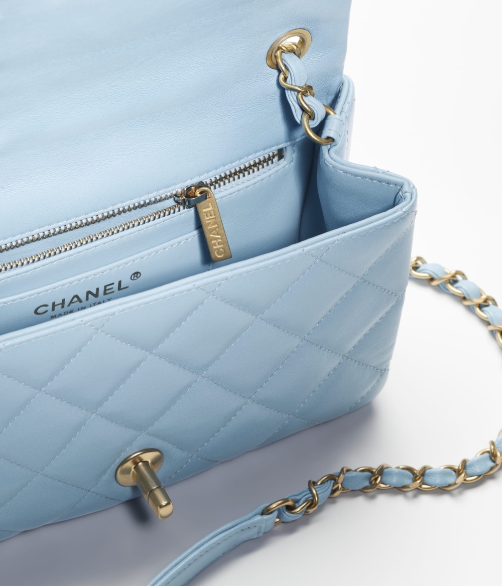 換上讓人一見鐘情的水藍色