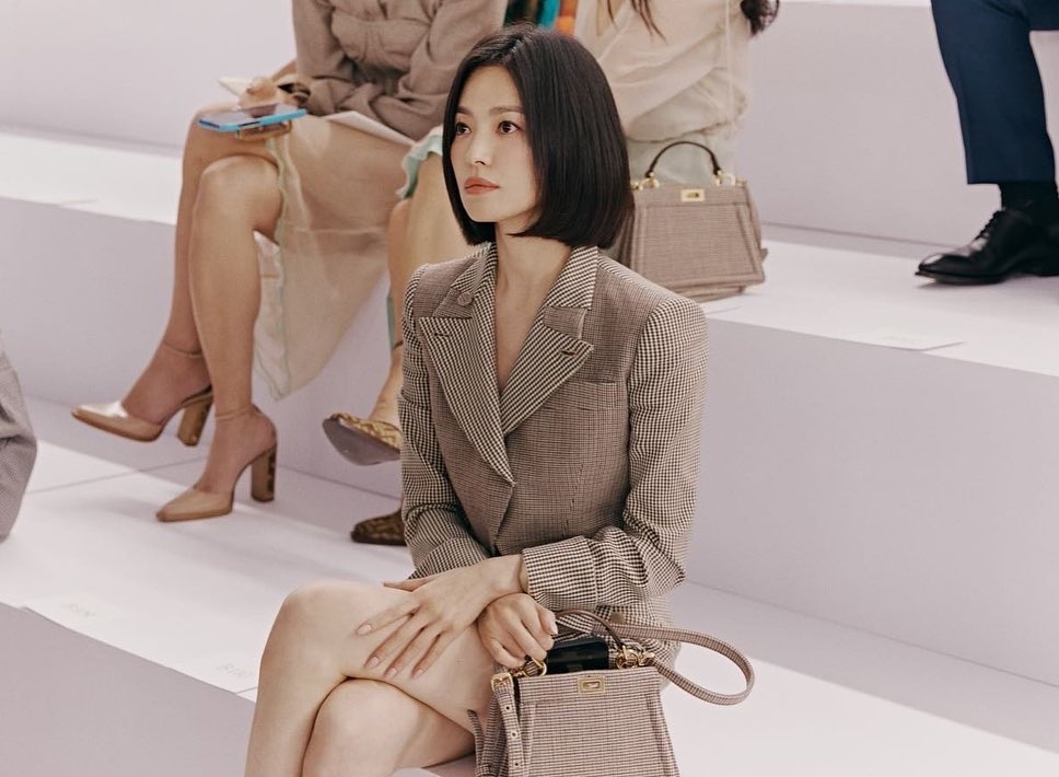 俐落短髮搭配淺灰色西裝連身裙相當吸引人