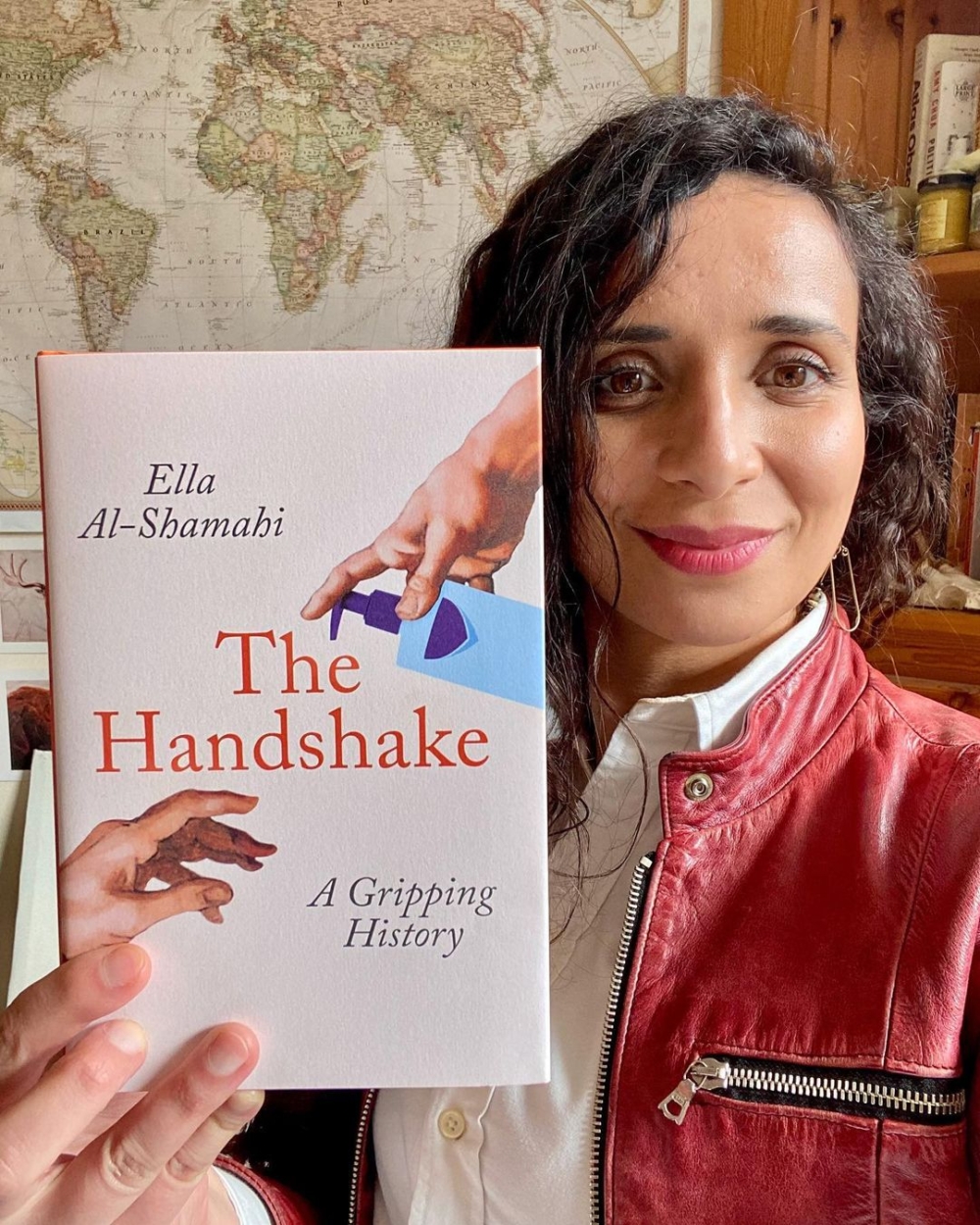 探險家Ella Al-Shamahi推出過書籍《握手:扣人心弦的歷史》
