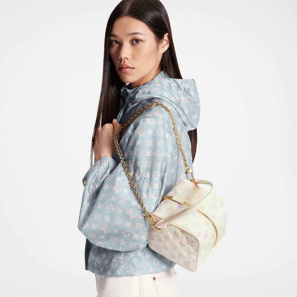 附有精緻的可拆式金色鏈帶攜帶以及皮革手柄