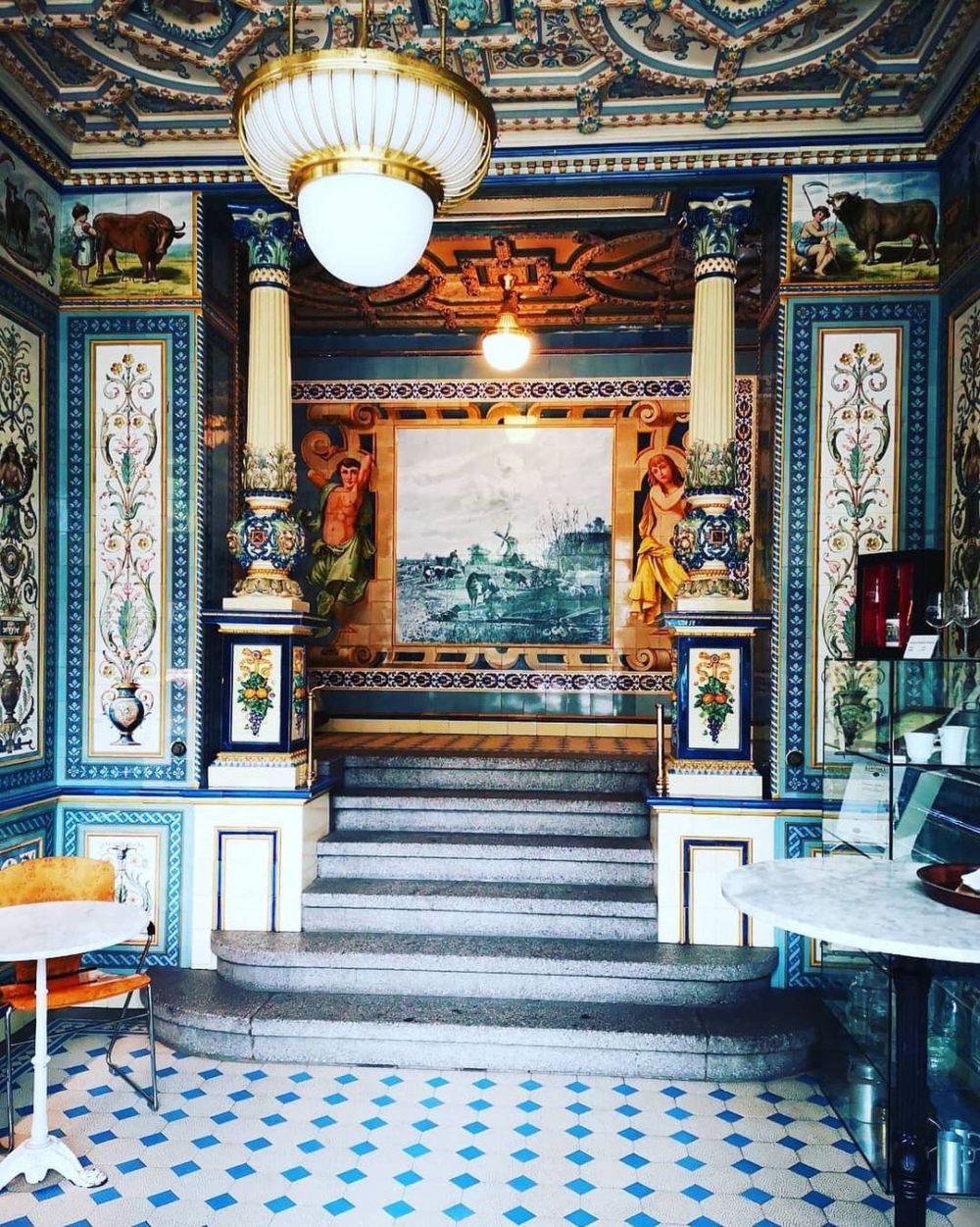 帶有巴洛克風格的瓷器裝飾也放置在店內的各處