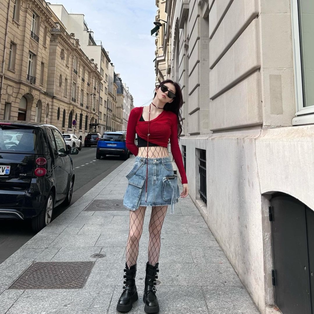 她還有分享穿上網襪的穿搭。