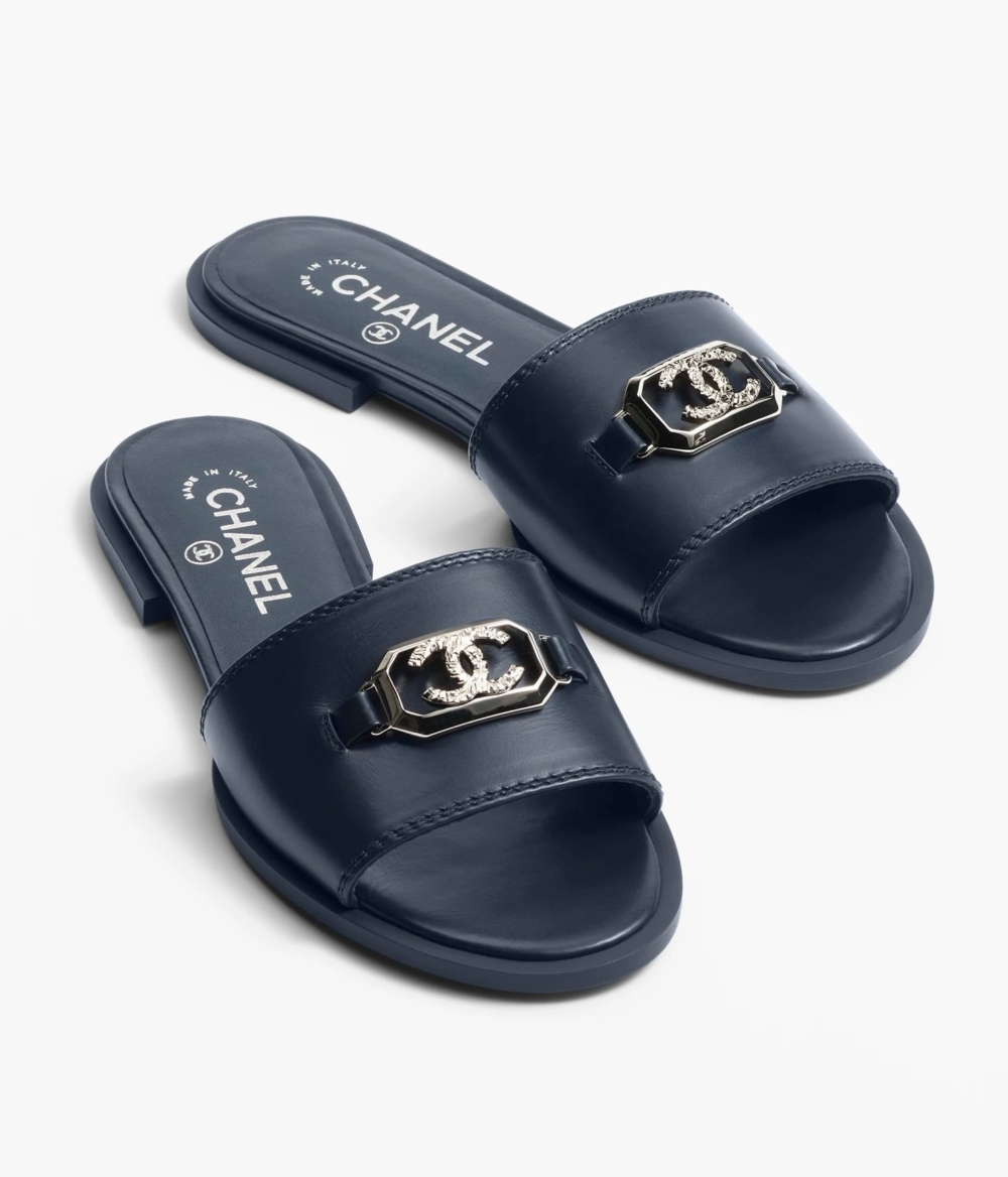 有著深藍色配色的CHANEL Mules。