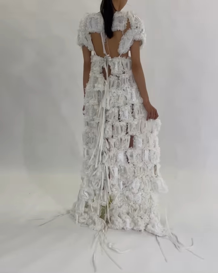 將可回收材料以及邊角料以切割技術將小布料切割成一小塊一小塊