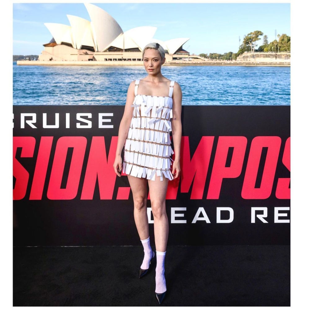 她所詮釋的Rabanne短洋裝。