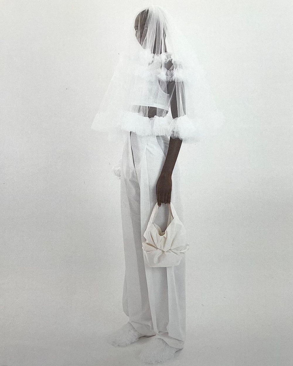 以懸垂設計以及皺褶元素作為品牌DNA