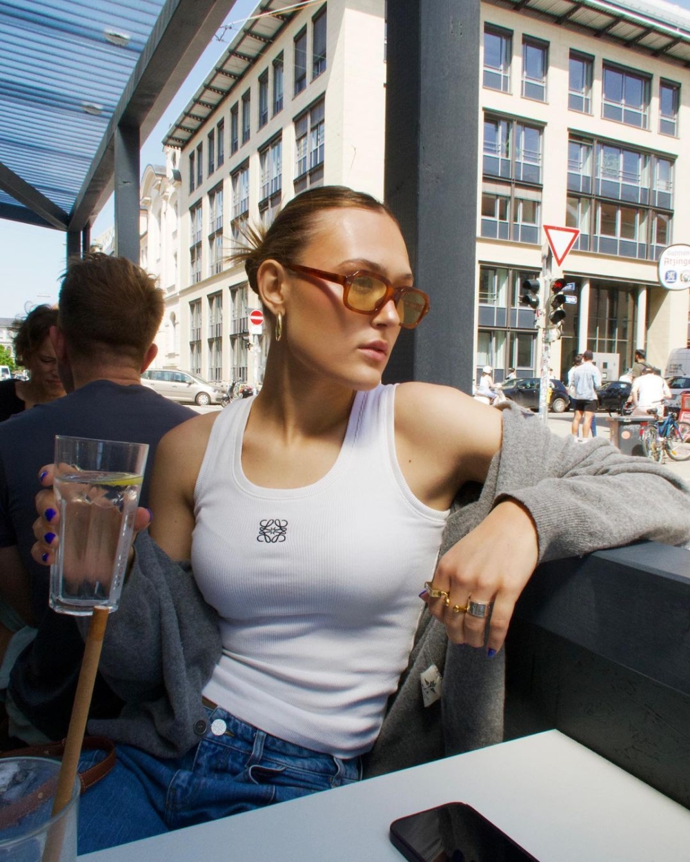 持續熱燒的LOEWE Anagram Tank Top。