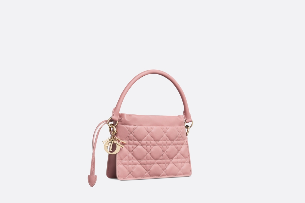 搭配可拆卸的皮革手柄,可拆卸鏈條點綴以珠飾