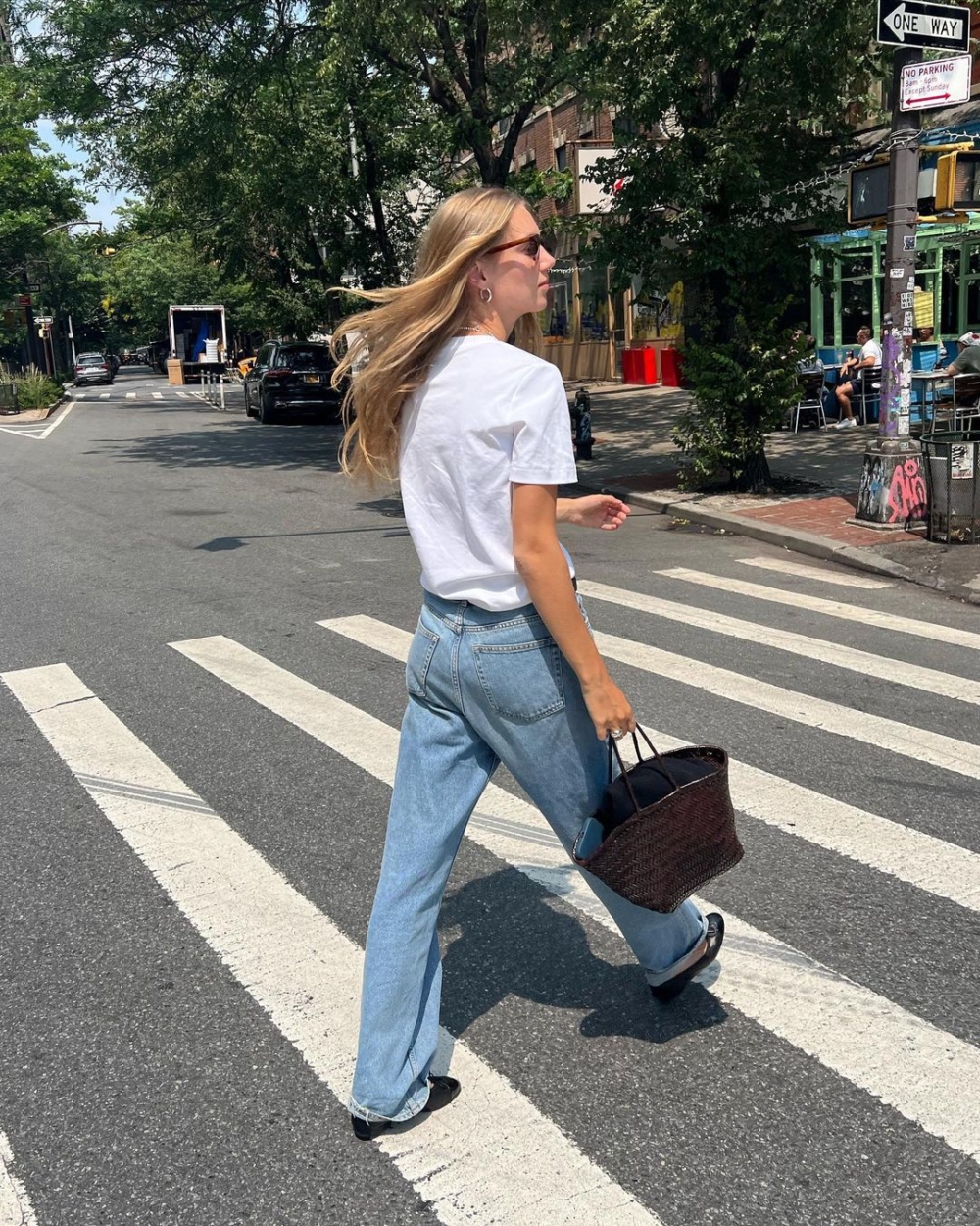 她私下帶來簡約的時髦穿搭。