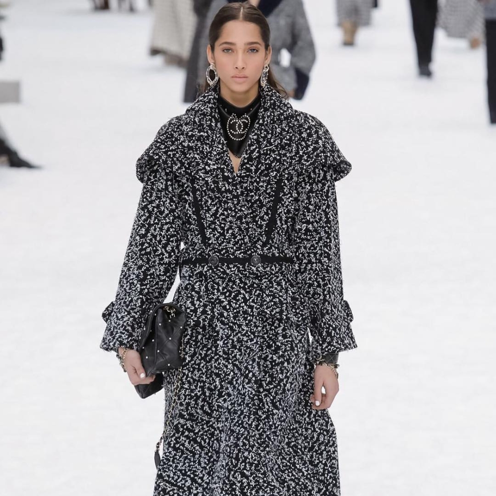 在CHANEL大秀中的Yasmin Wijnaldum。