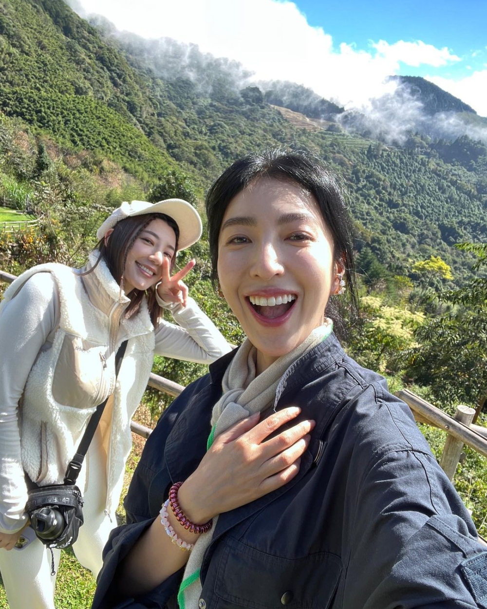 郭雪芙與圈友朋友一同行山,都不忘戴帽防曬。