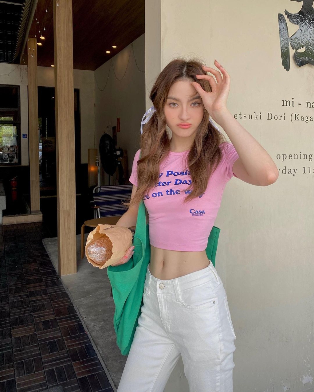 Prim Chanikarn穿上不同圖案的短版上衣亦能增加整體的層次感