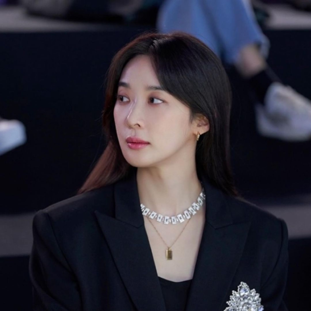 鎂光燈下,李清娥的白到似是會發光,很有高貴氣質。