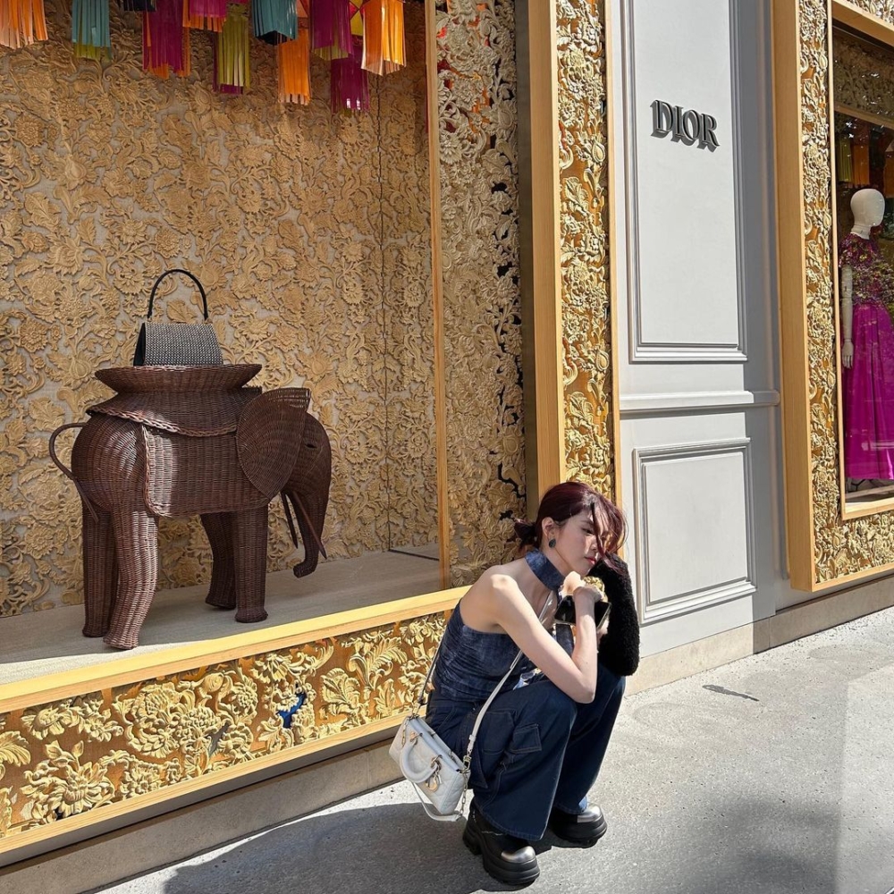 她還有示範背心的穿搭。