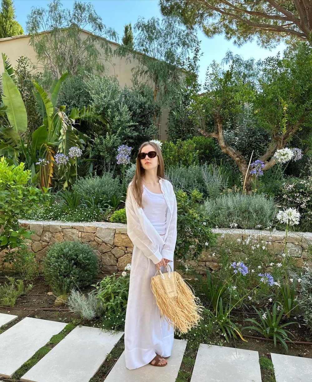 記得在穿搭中加入草編的單品。