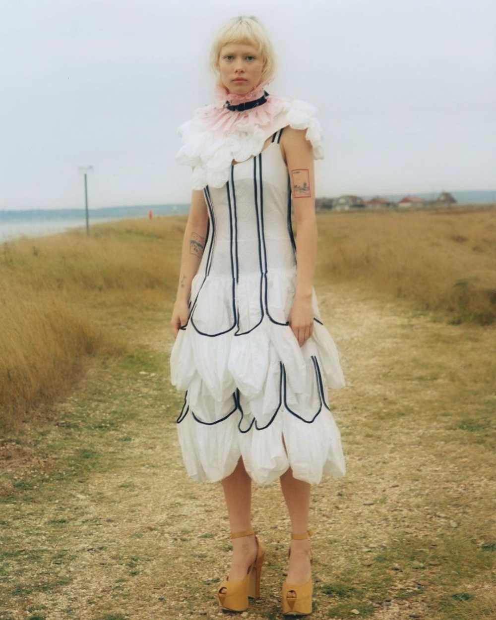 以模糊成衣、禮服與婚紗的界線為設計