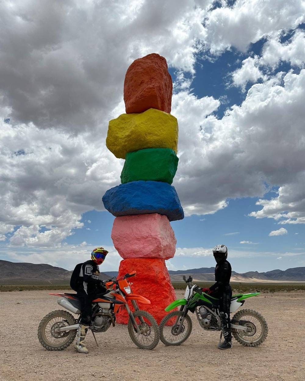 她也會騎越野電單車。