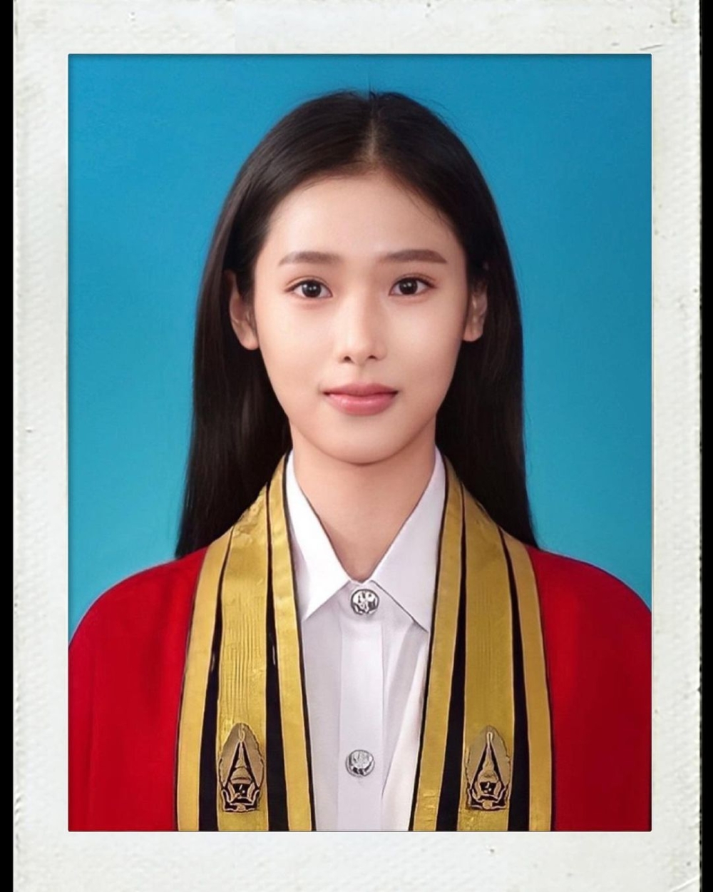 她在去年剛畢業。