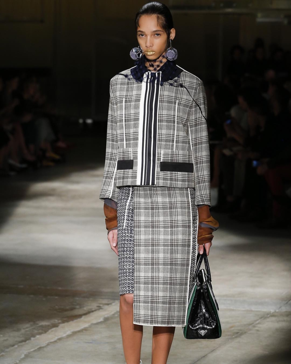 她為Prada Spring 2016 Ready-To-Wear走秀。