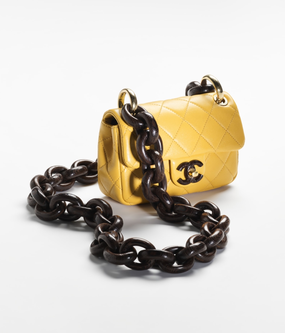 經典的垂蓋手袋融入木頭元素