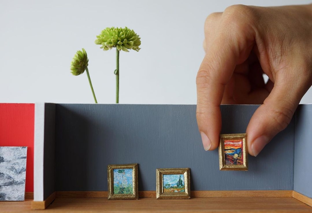 她所創作的微型名畫。