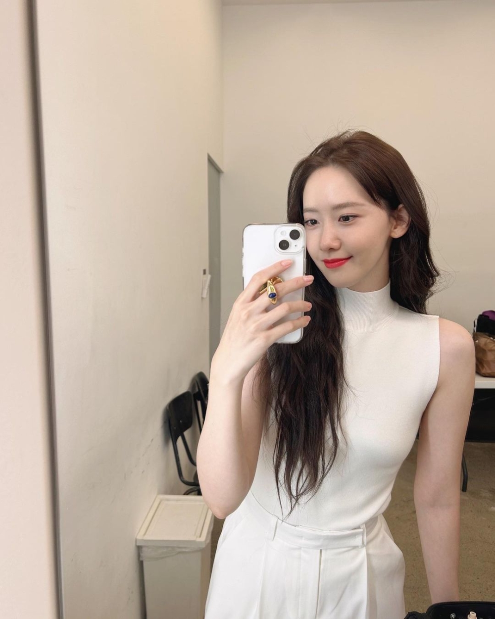 素色以及純白色的組合同樣也是少女感十足