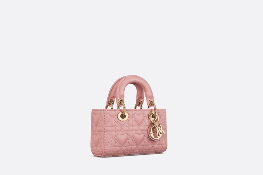 金色的金屬配飾與粉色相稱