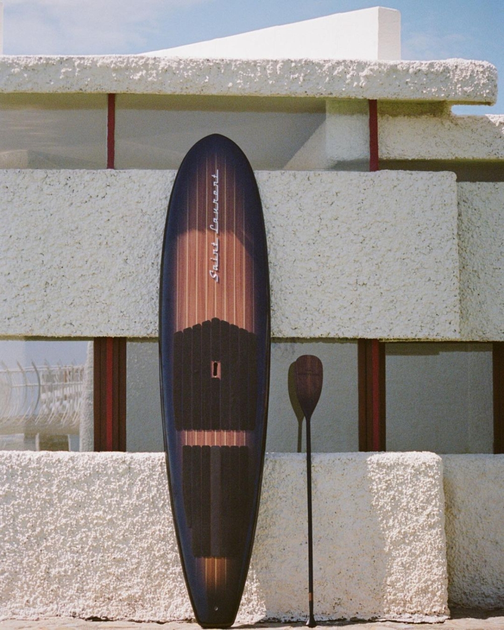 與法國衝浪板製造商UWL合作製造的海灘板