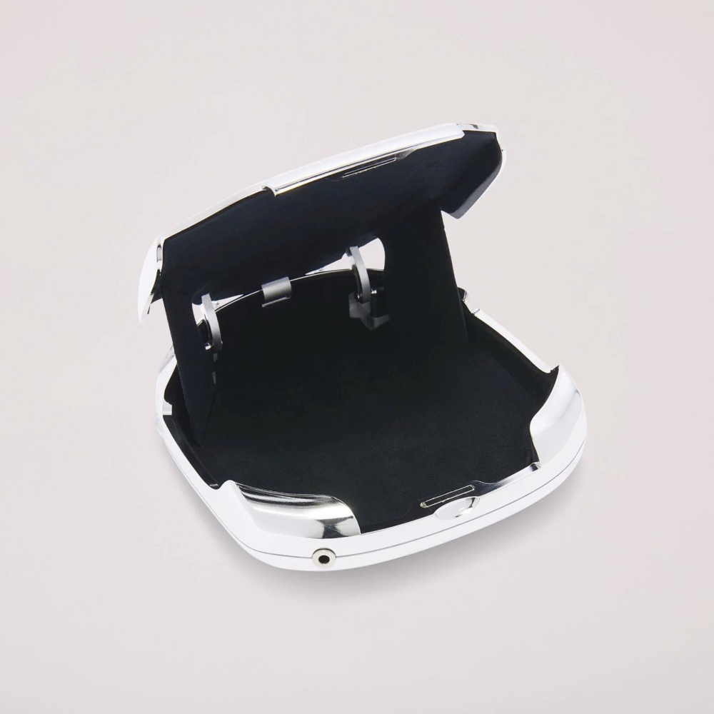 內部的收納空間僅能裝下一些迷你小物