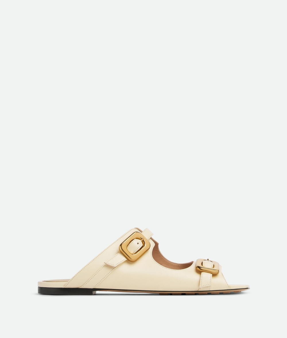 Bottega Veneta Stretch Buckle Mule Sandal Flat。