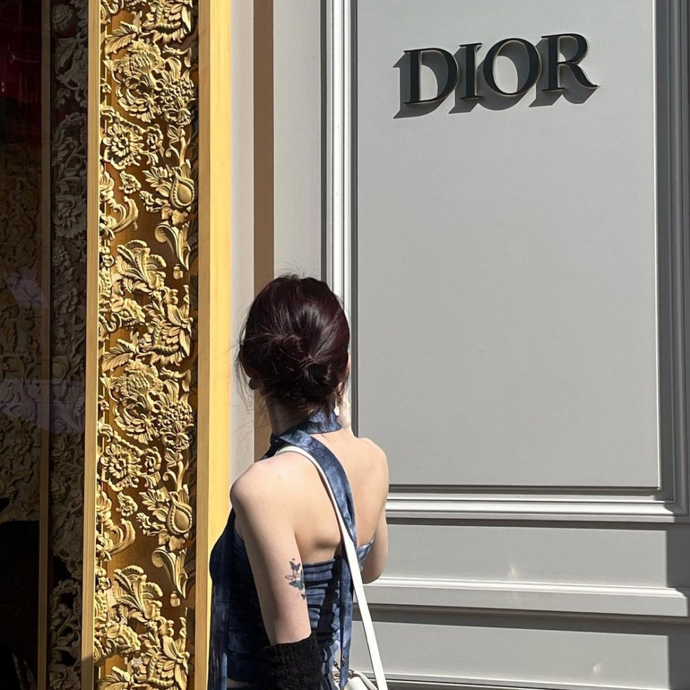 繞頸的設計,看起來更加優雅。