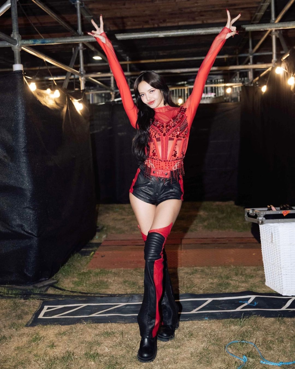 另一套紅色透膚上衣搭配黑色Bra的組合，下身換上極短黑色皮褲