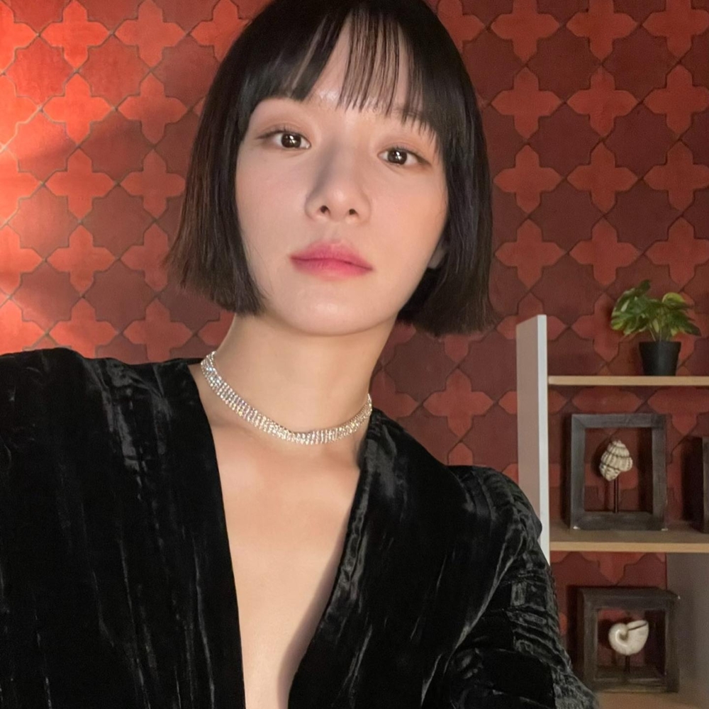 在Netflix韓劇《絕世網紅》以一刀剪的無層次短髮亮相