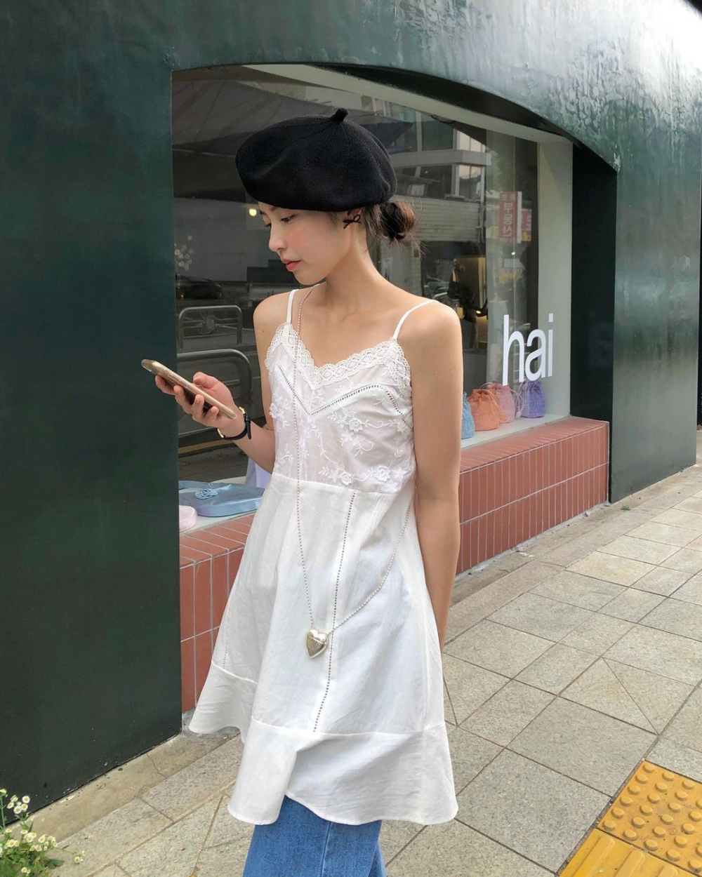 下身搭配一件長褲或是牛仔褲