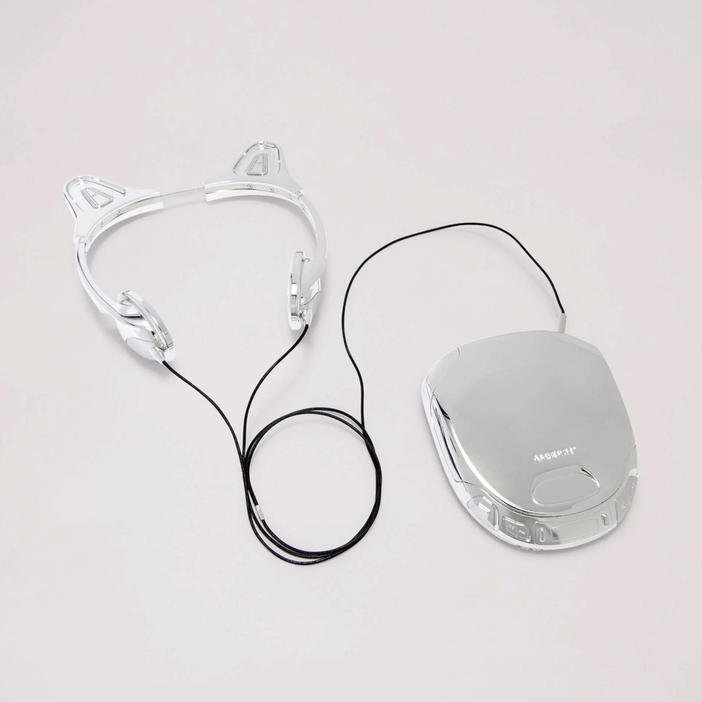 AMBUSH開賣「貓耳朵耳機、CD player手拿包」
