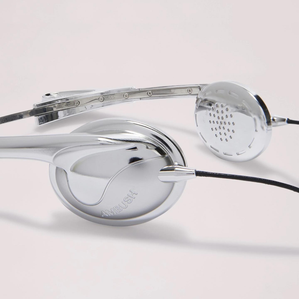 耳機的部分也呀印有AMBUSH的字樣作為品牌識別