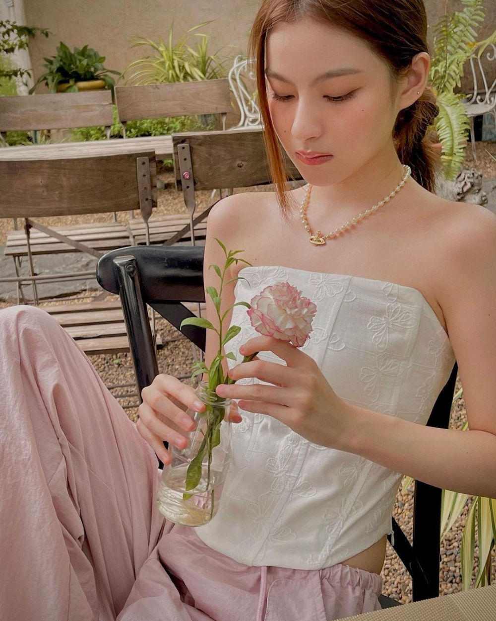 淺淺的粉色很是知性