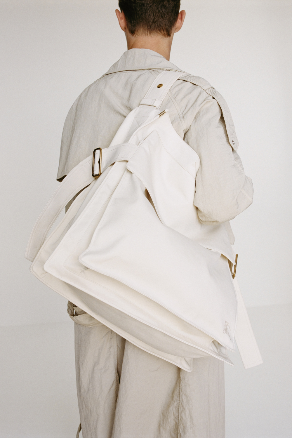 白色款式的大容量手袋。