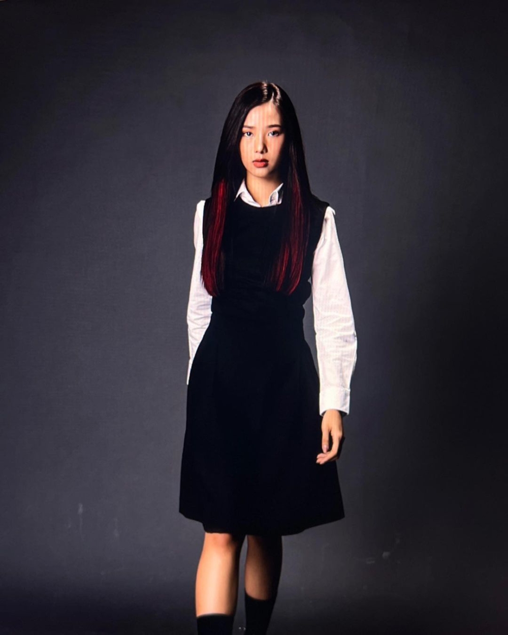 她在《Home School》中的造型。