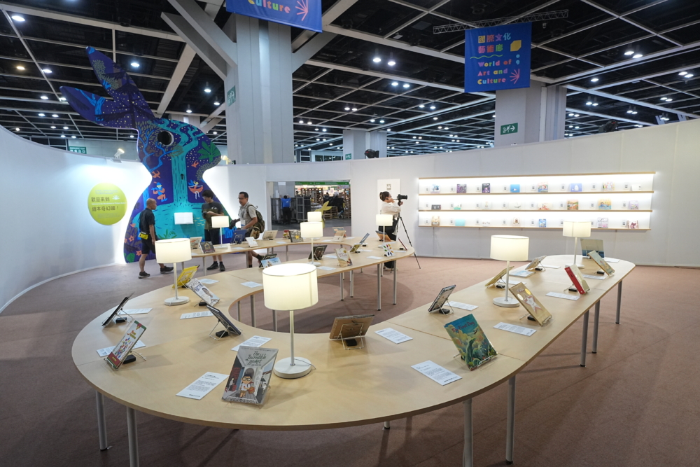 「繪本奇幻國」放置著來自世界各地的精選繪本